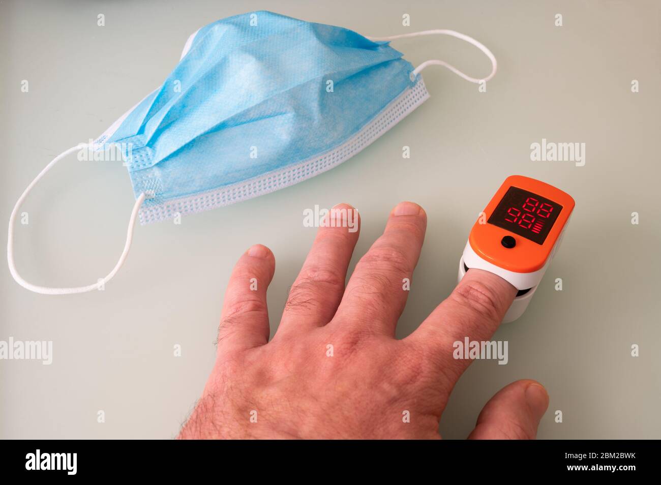 Digitales tragbares Pulsoximeter-Gerät zur Überwachung der Sauerstoffsättigung und Herzfrequenz im Blut. Medizinische Geräte für die Gesundheitsuntersuchung. Coronavirus sy Stockfoto