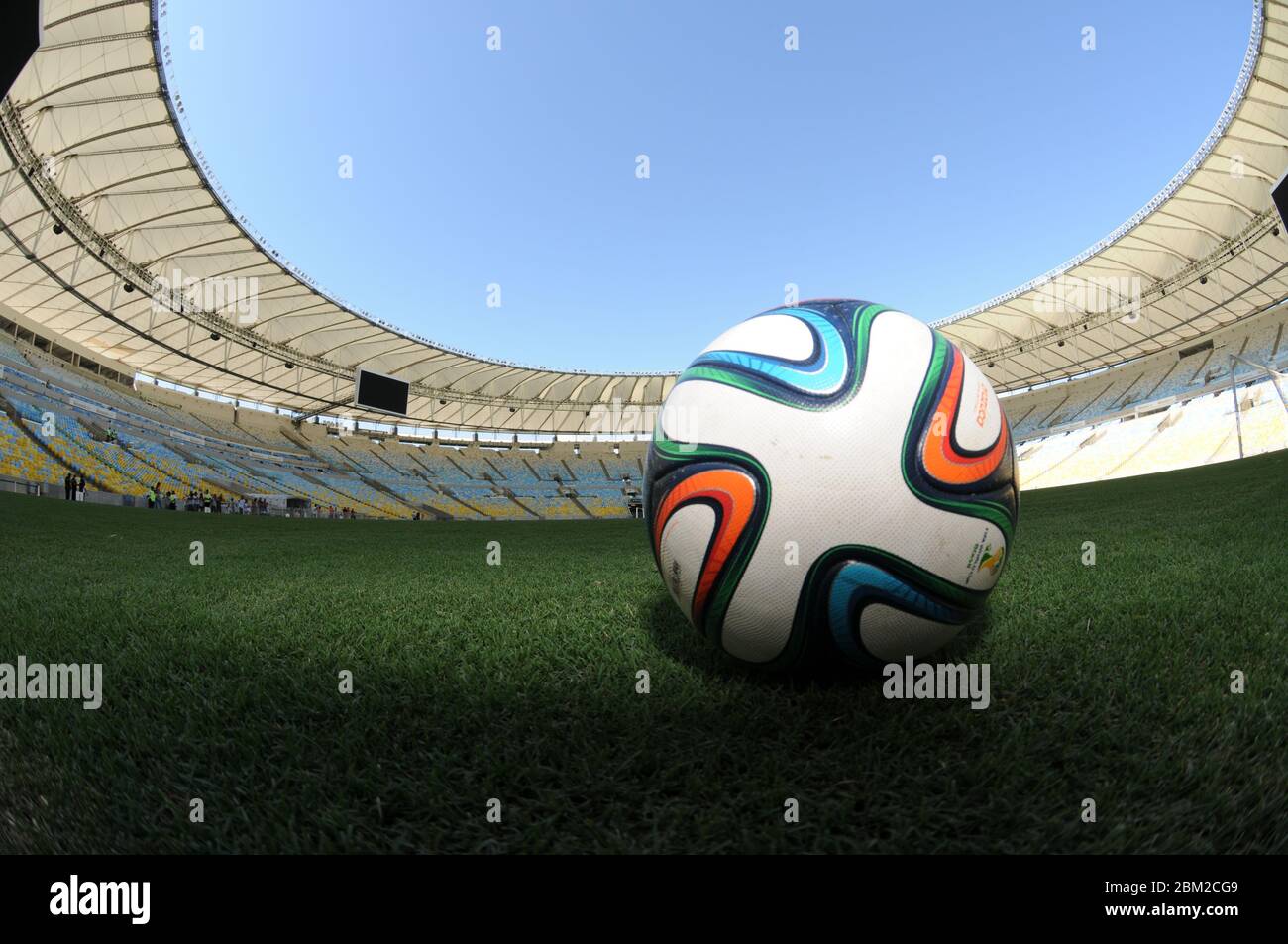 Brazuca Ball auf dem Feld im Maracanã?Â£ Stadion an 92 Tagen Countdown für die FIFA-Weltmeisterschaft Brasilien 2014. Stockfoto