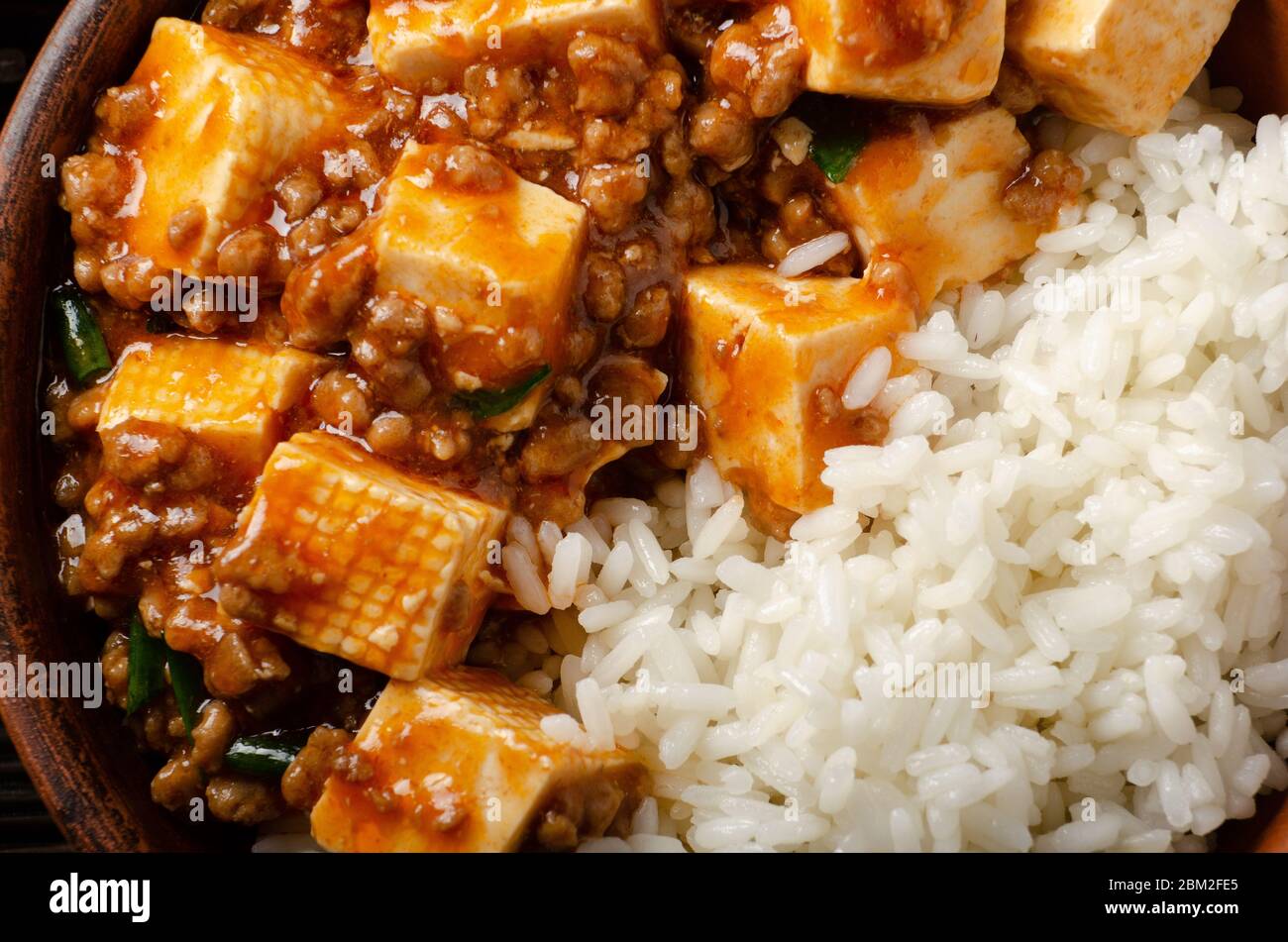 Authentische traditionelle chinesische Küche Mapo Tofu Gericht mit Schweinefleisch und gedünstetem Reis Nahaufnahme Stockfoto