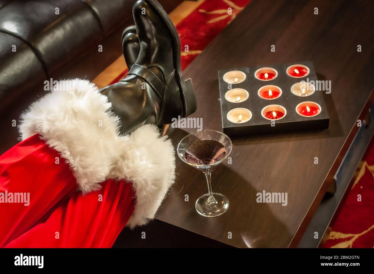 Santa Klausel nimmt Trinken nach einer erfolgreichen Weihnachtszeit. Stockfoto
