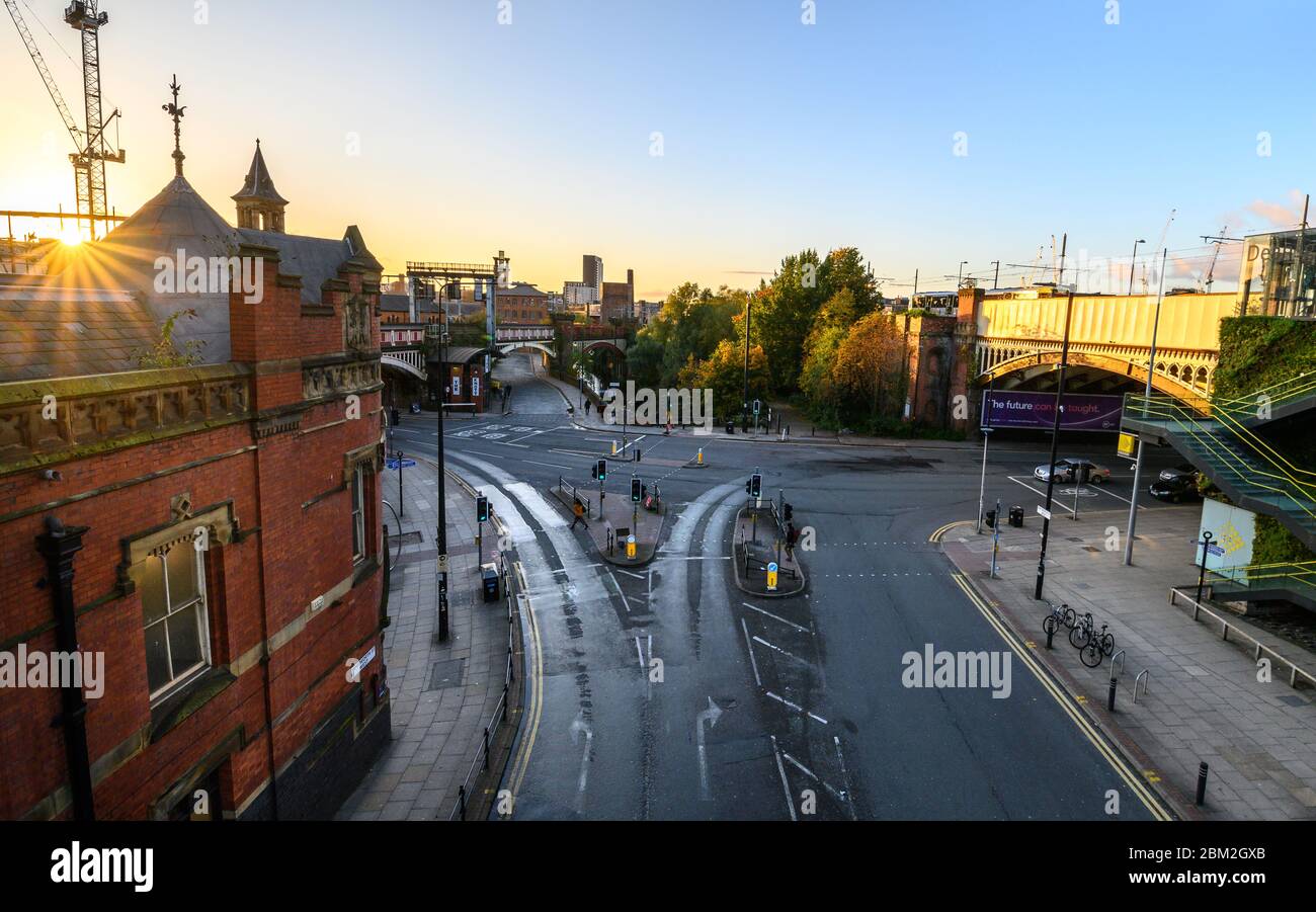 CASTLEFIELD, MANCHESTER, UK-OCTUBER 27, 2019:Deansgate ist eine Hauptstraße durch das Stadtzentrum von Manchester, England. Stockfoto