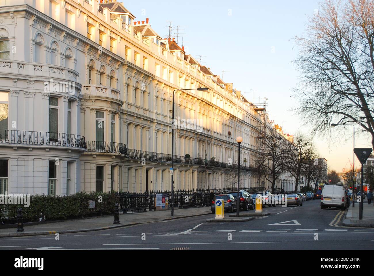 Klassische Terrassen Stuck Weiß formelle Fenster Muster Ladbroke Gardens, London, W11 2PY von Thomas Allom Stockfoto