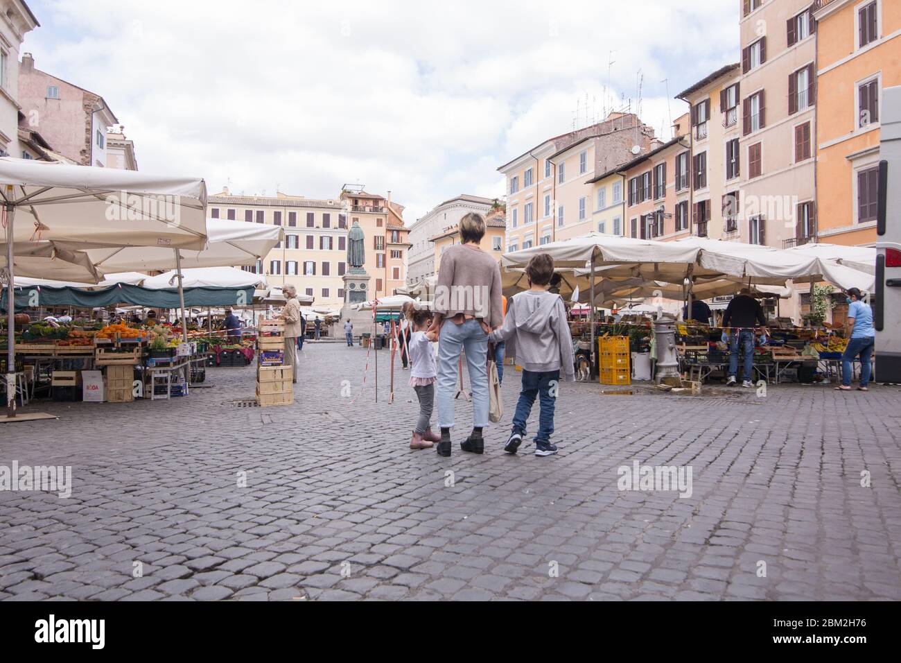 Rom, Italien. Mai 2020. Blick auf den Campo dè Fiori Markt in Rom, Italien während der Phase 2 von Covid-19 am 6. Mai 2020 (Foto: Matteo Nardone/Pacific Press/Sipa USA) Quelle: SIPA USA/Alamy Live News Stockfoto