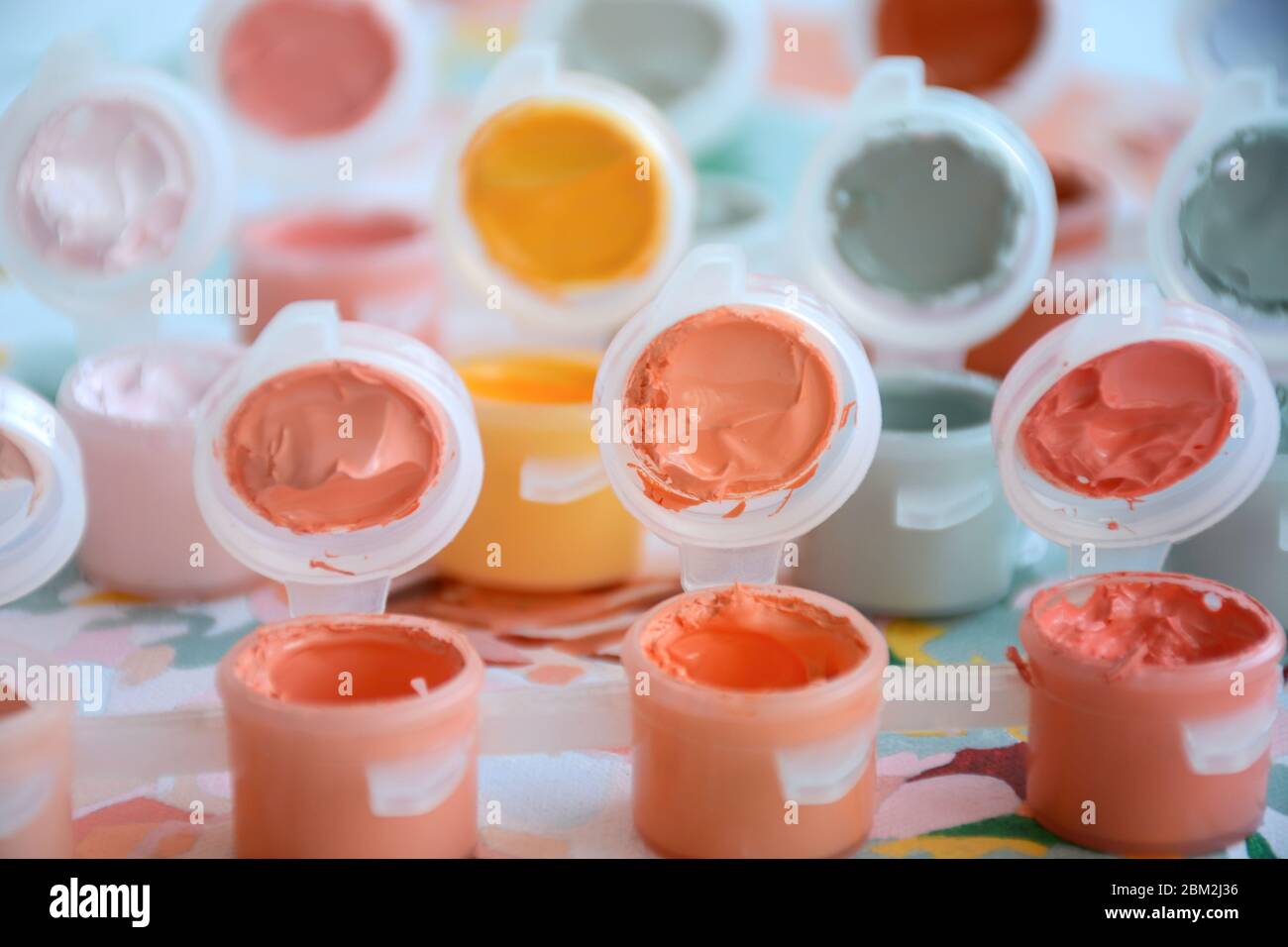Töpfe gefüllt mit Farbe auf einer gemalten Leinwand. Malen nach Zahlen. Hell und farbenfroh. Kreatives Hobby. Basteln und Basteln. Stockfoto