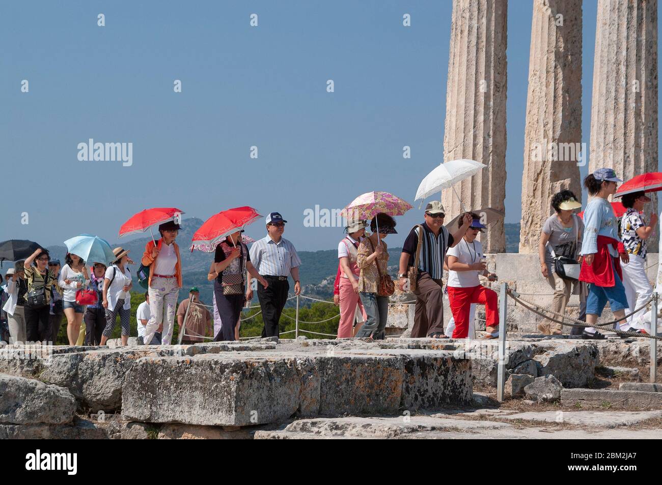 Touristengruppe am Tempel von Aphaia auf der griechischen Insel Ägina, Saronischer Golf, Griechenland Stockfoto