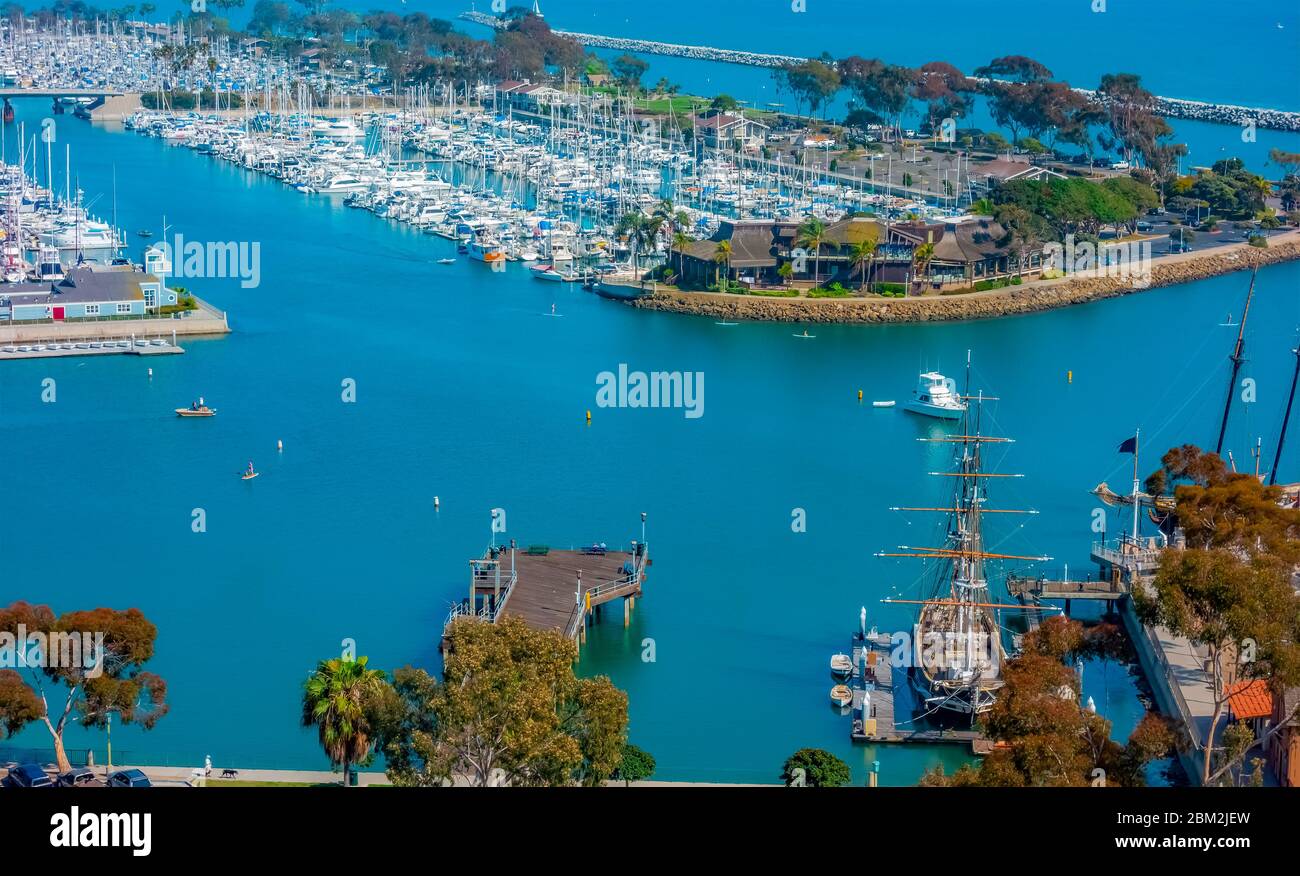 Dana Point Harbor liegt an der kalifornischen Küste in Orange County. Von einer Klippe aus sieht man Boote, die in der Marina festgemacht sind. Stockfoto