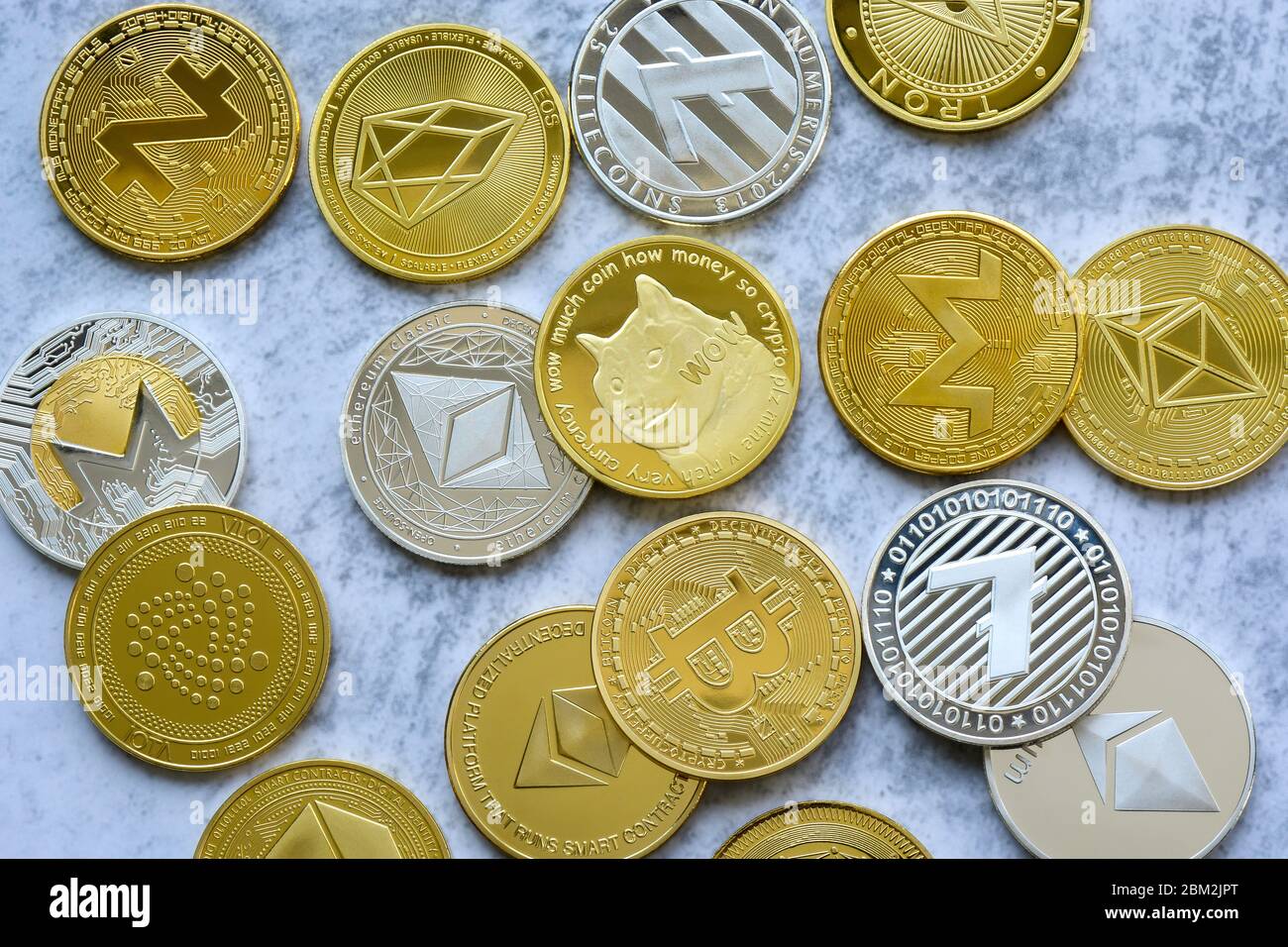 Dogecoin Kryptowährung - Foto von Dogecoin Kryptowährung physische  Goldmünze. Symbol der dogenmeme-Münze Stockfotografie - Alamy