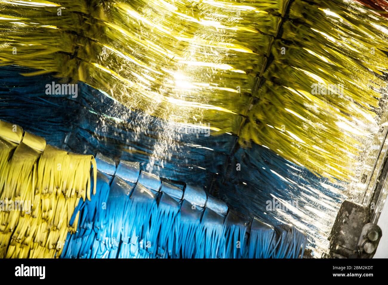 Nahaufnahme Der Gelben Und Blauen Bürsten Im Express Drive Through Car Wash Service. Stockfoto