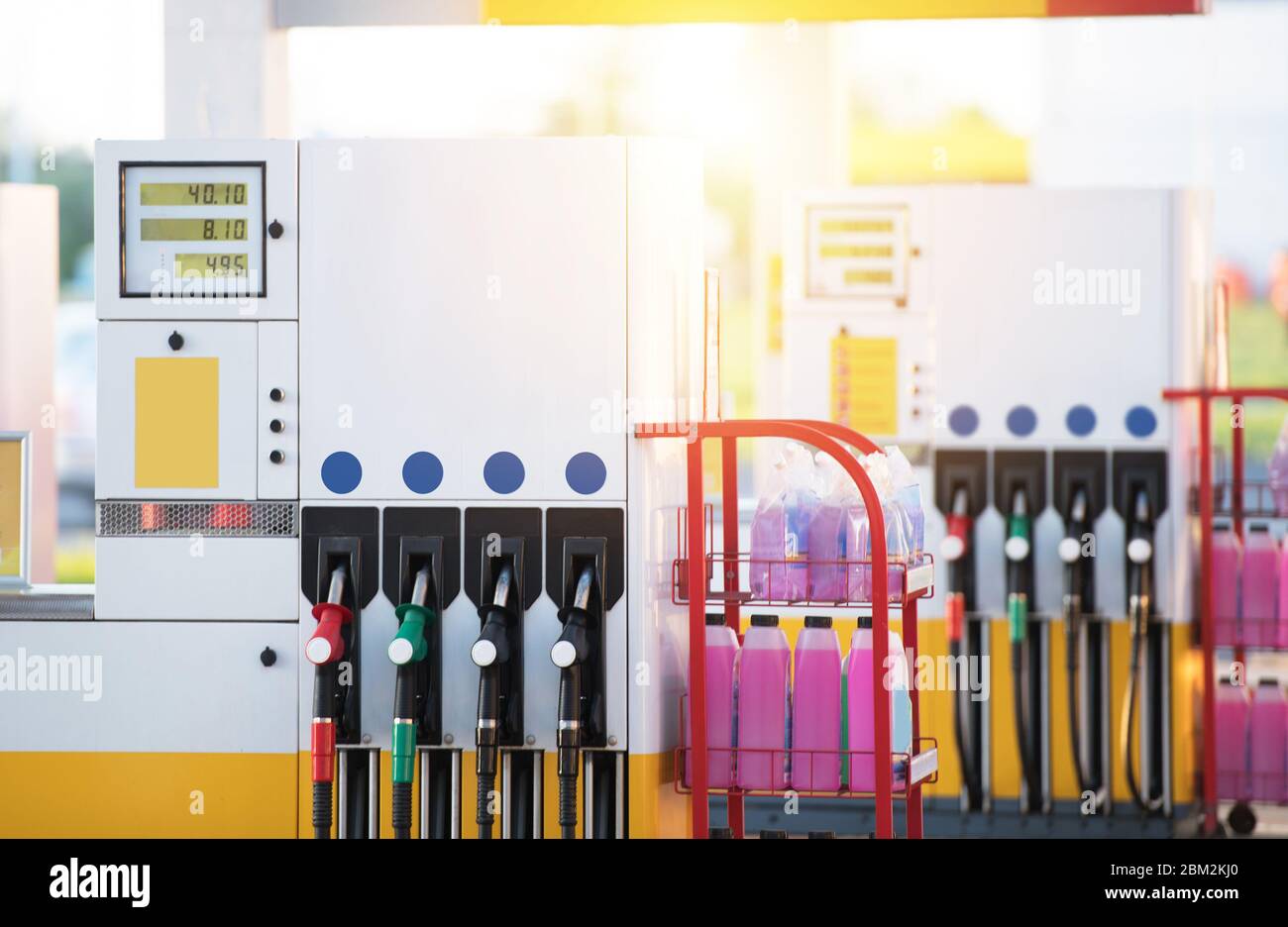 Verschiedene Zapfsäulen An Der Tankstelle Und Im Gestell Mit Anzeige Von Waschflüssigkeitskännchen. Stockfoto