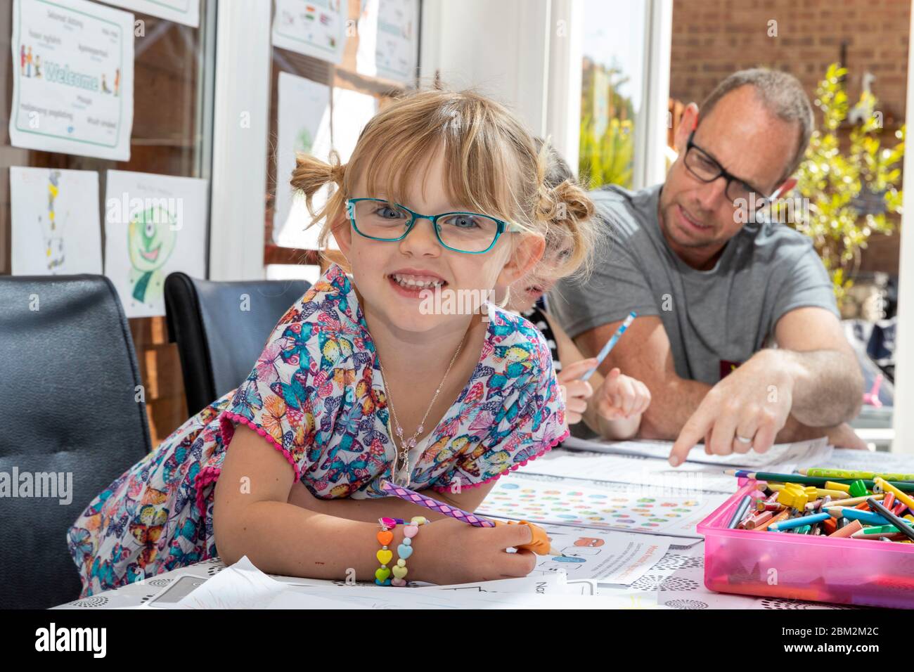 Kent, Großbritannien. Mai 2020. Da die Schulen in Großbritannien wegen der Coronavirus-Pandemie geschlossen bleiben, jonglieren Eltern von zu Hause aus mit der Heimschulung ihrer Kinder. Kredit: Ricci Fothergill/Alamy Live News Stockfoto
