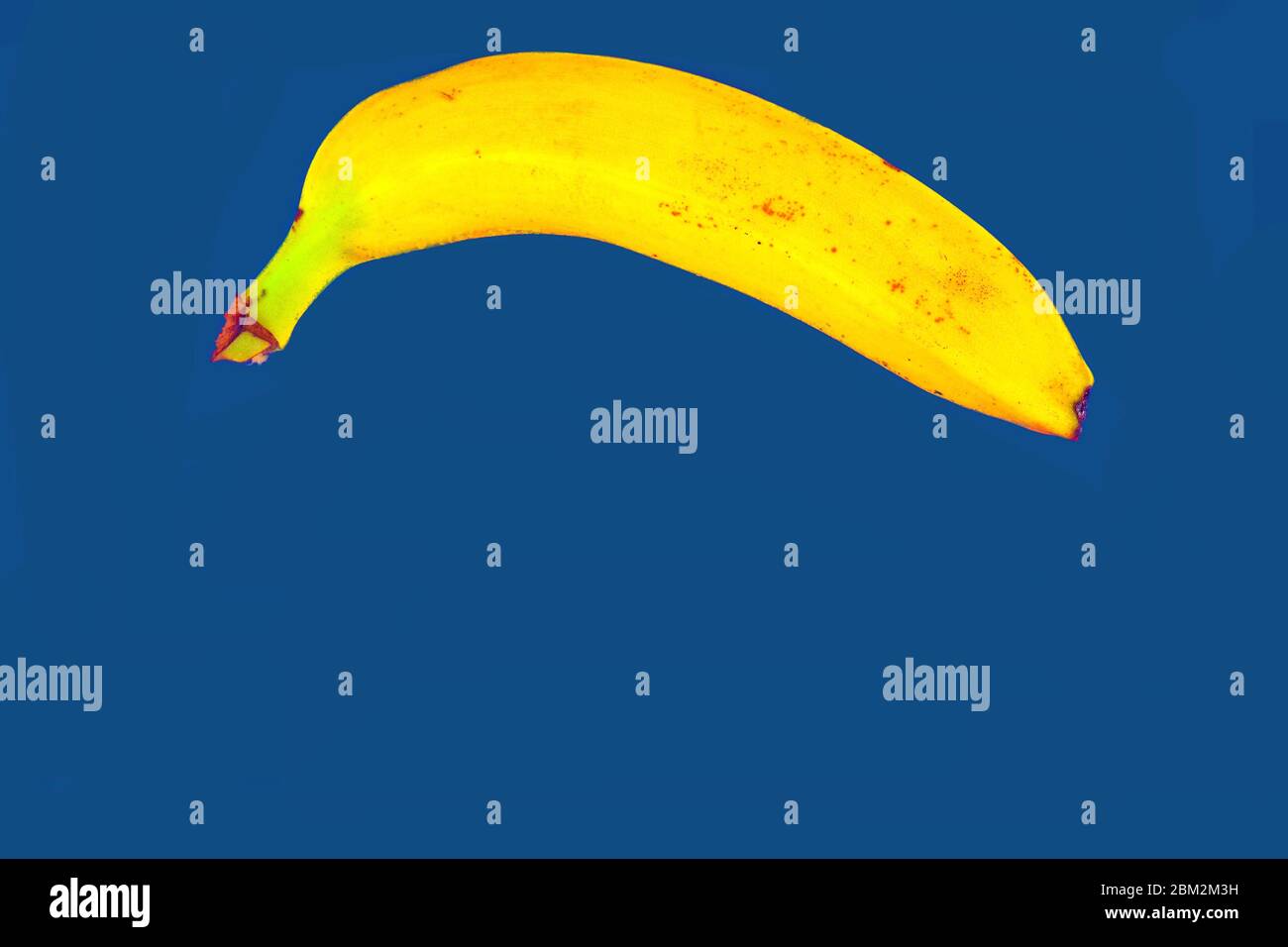 Gelbe Bananenform auf klassischem blauen Hintergrund. Banana Minimal. Pastellfarben. Popart. Digitalart: Surreal. Pop. Kreativ. Minimalistische Kunst Stockfoto