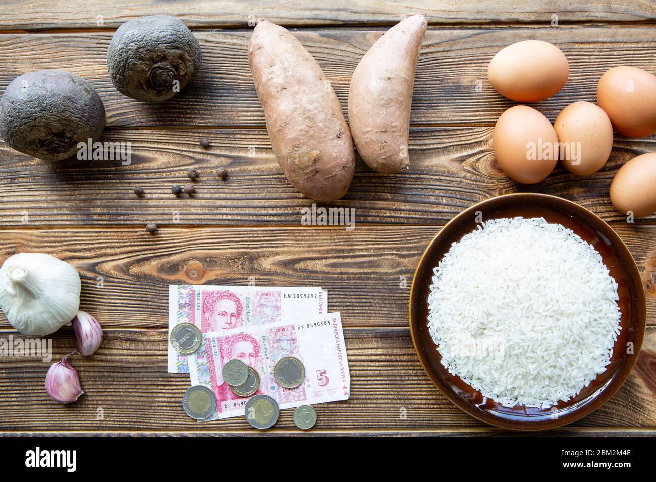 Hohe Kosten für notwendige Produkte des täglichen Tages in Bulgarien, wie Gemüse und Getreide, Draufsicht. Stockfoto