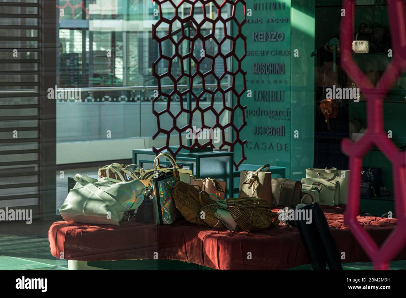 Designer-Handtaschen auf einem Sofa in einem Geschäft im Einkaufszentrum Plaza del Duque, während der Covid 19 State of Emergency auf Teneriffa, kann Stockfoto
