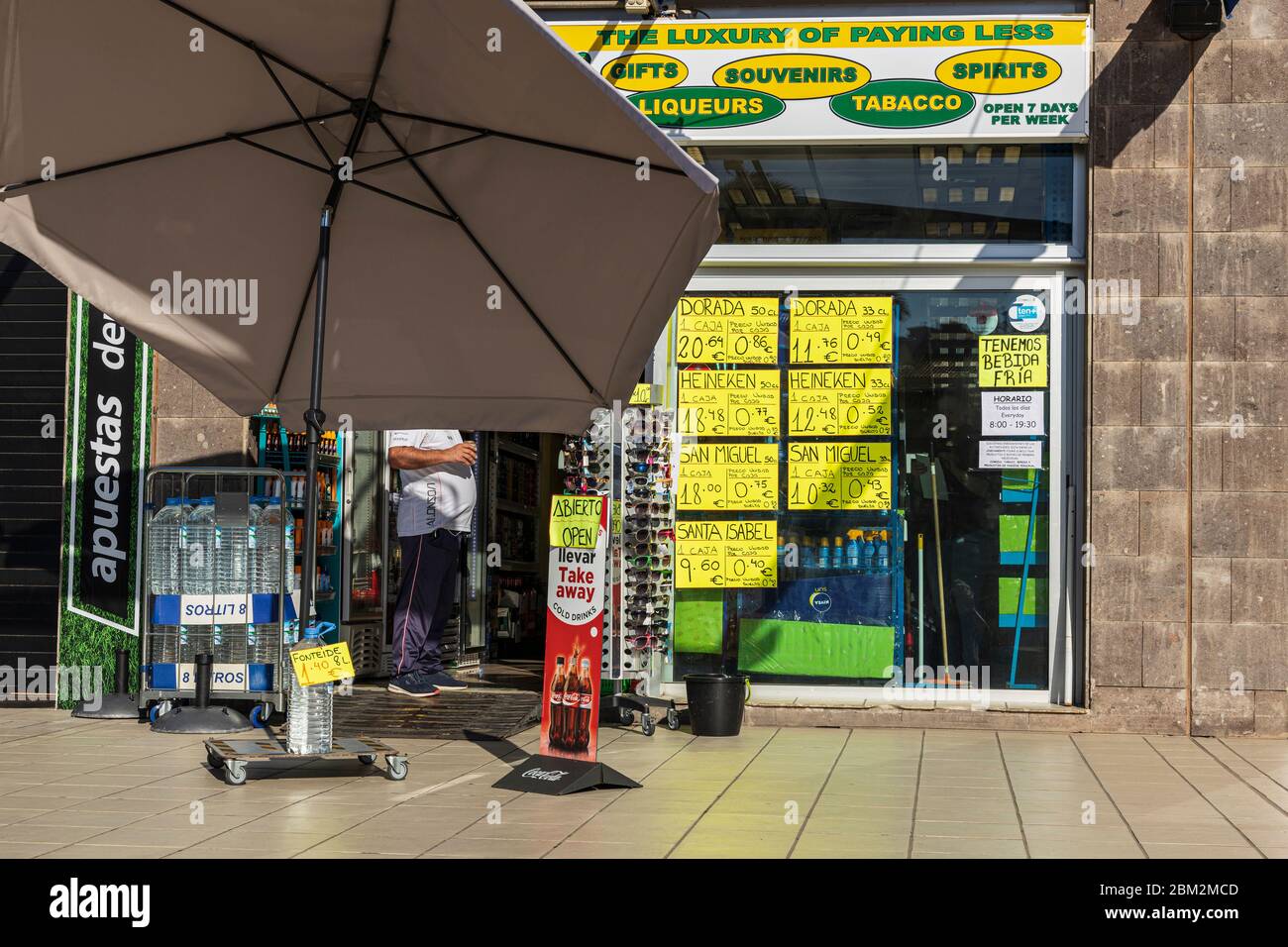 Sonnenschirm vor einem Off-Lizenz-Shop, im spanischen Stil im Plaza de Fanabe Einkaufszentrum während der Covid 19 State of Emergency auf Teneriffa, kann Stockfoto