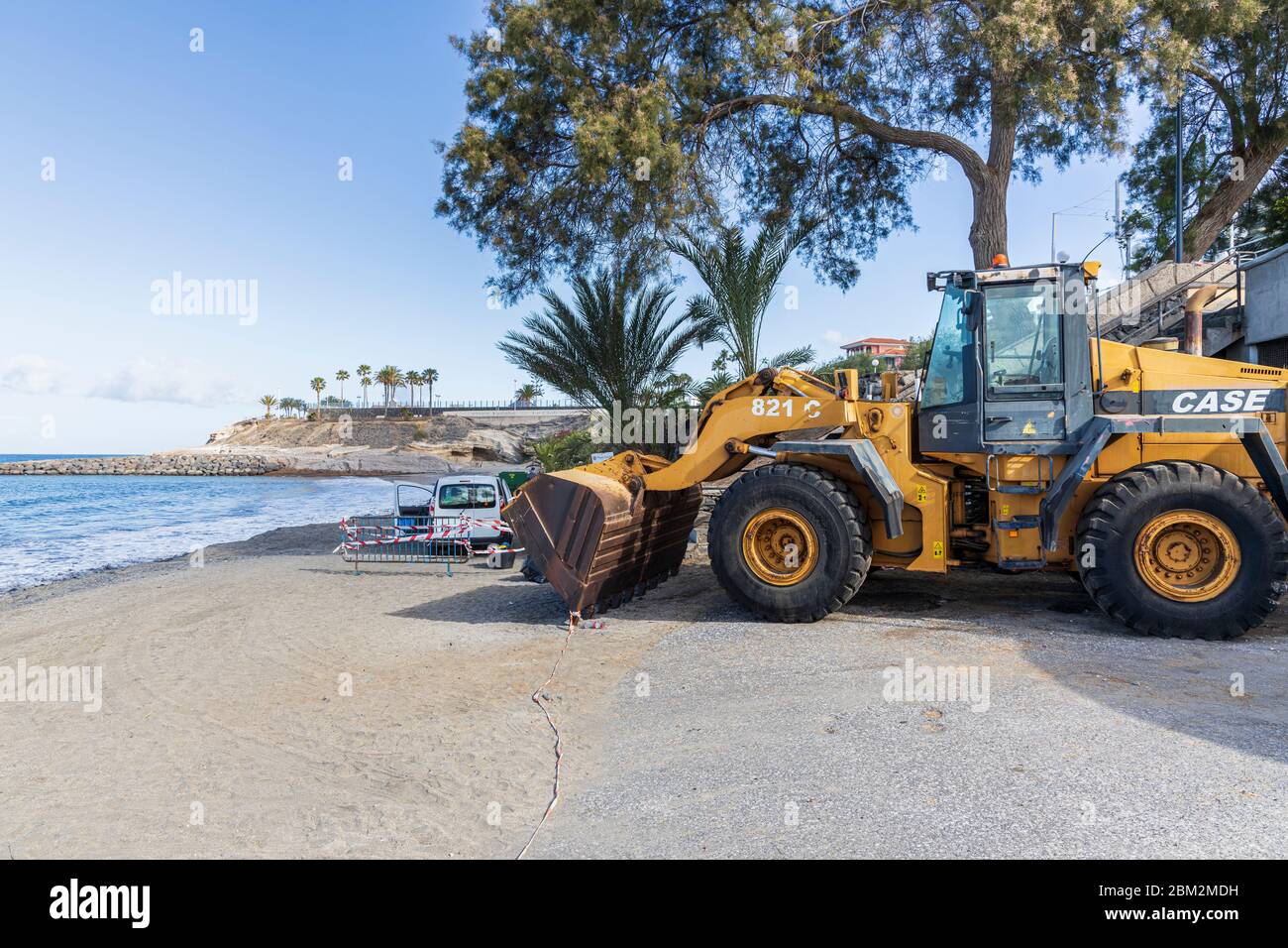 Bagger des Falles 821C am Strand Playa Fanabe für Wartungsarbeiten während des Notstands von Covid 19 auf Teneriffa, Kanarische Inseln, Spanien Stockfoto