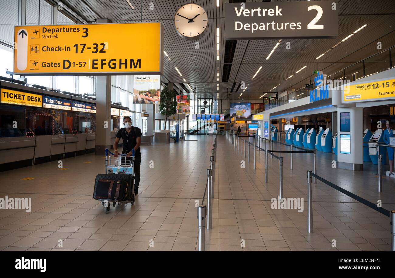 Schipholflughafen mitten in einem Wochentag im Mai 2020 Stockfoto