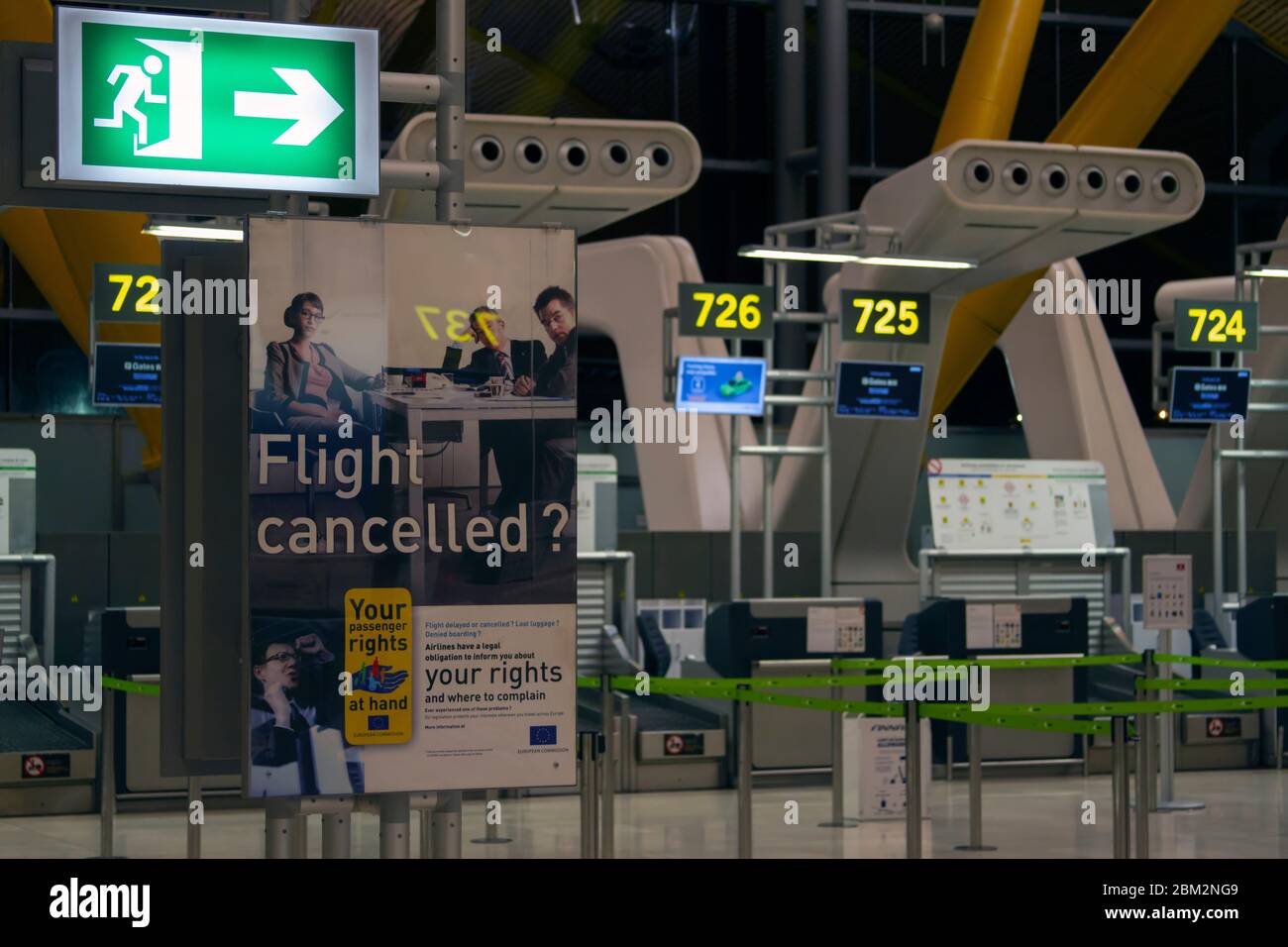 FLUGHAFEN MADRID-BARAJAS, SPANIEN - MÄRZ 2020: Quarantänekonzept. Leerer Flughafen als die Pandemie des Coronavirus in Europa einschlägt. Flugstornierungszeichen Stockfoto