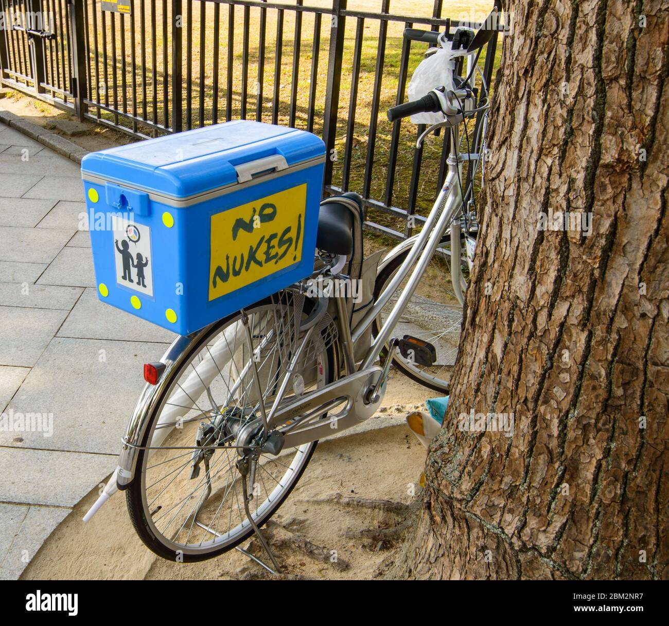 Hiroshima / Japan - 21. Dezember 2017: Fahrrad in Hiroshima, verziert mit dem Text "Keine Nukes", steht für antinuklear Bewegung in Hiroshima, Japan Stockfoto