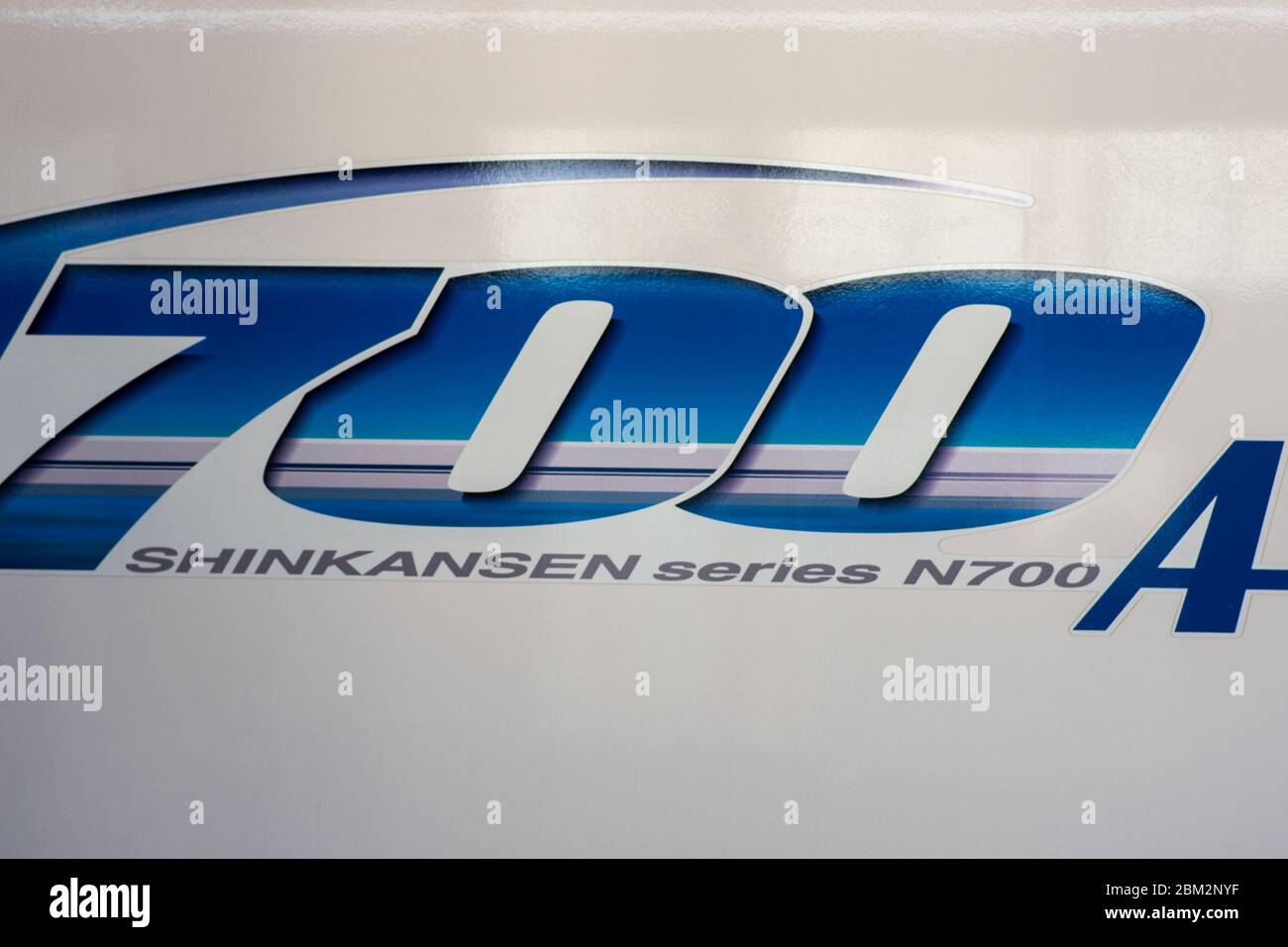 Osaka / Japan - Dezember 20 2017: Logo des JR West N700 Series Shinkansen Hochgeschwindigkeitszugs der Japan Railway Company am Bahnhof Shin-Osaka in Osaka, Stockfoto