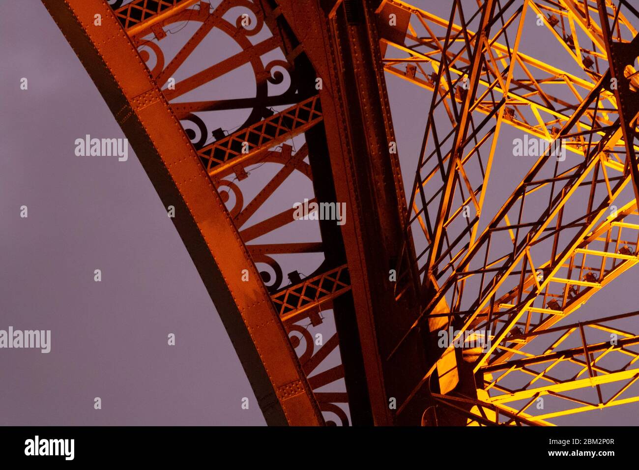 Detail der Metallstruktur des Eiffelturms Stockfoto