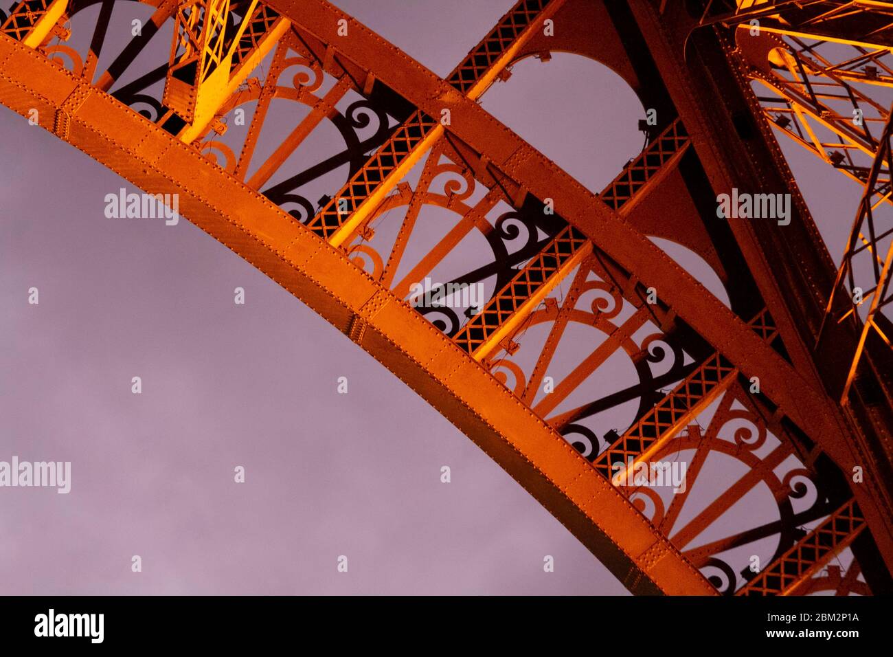 Detail der Metallstruktur des Eiffelturms Stockfoto