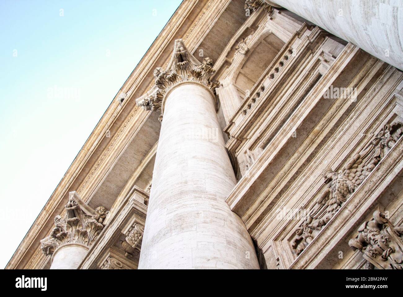 Detail einer Säulenhauptstadt an der Fassade der Basilika San Peters Stockfoto