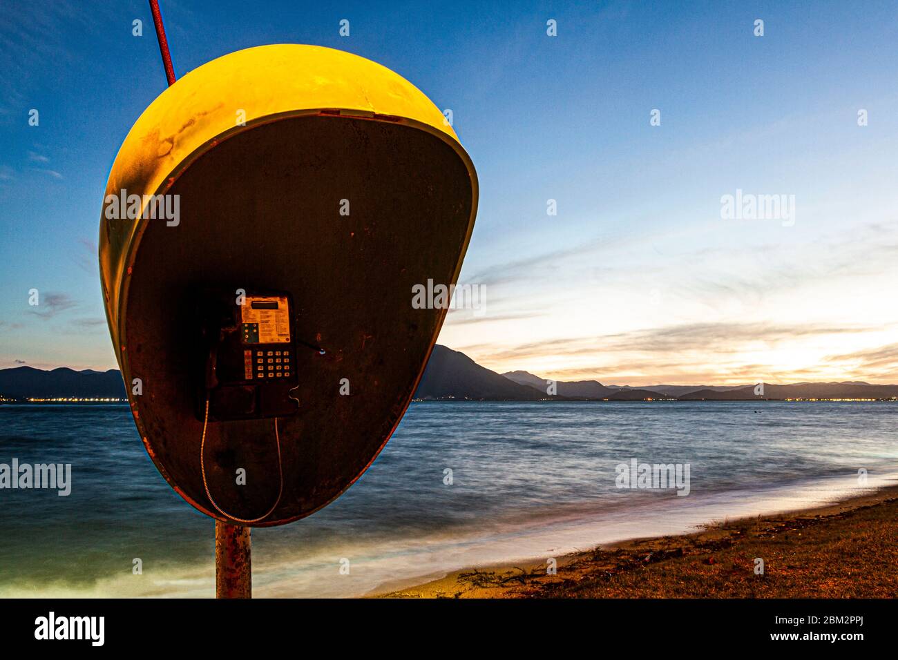 Telefonzelle am Ufer des Tapera Beach am Abend. Florianopolis, Santa Catarina, Brasilien. Stockfoto