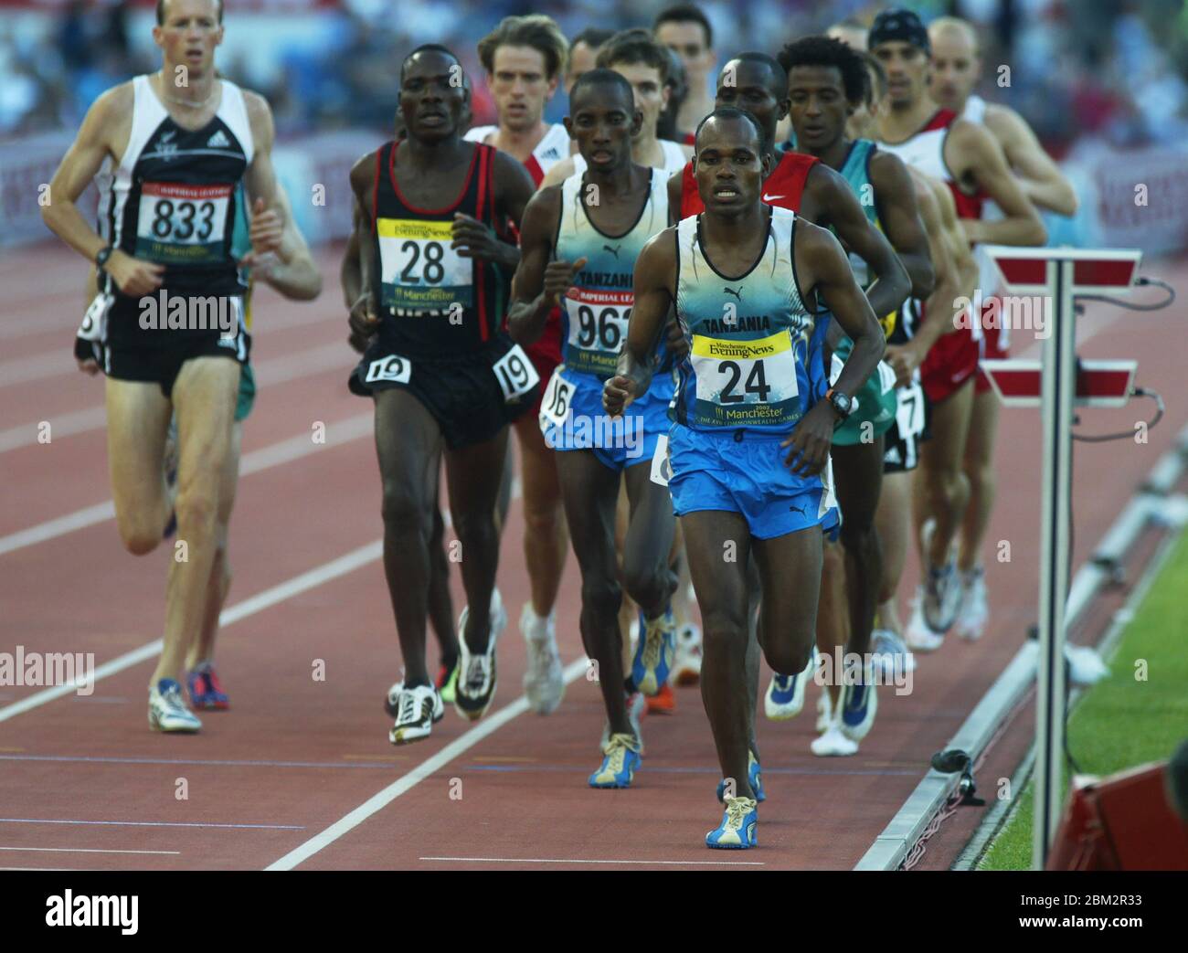 MANCHESTER - JULI 26: Martin SULLE von der Vereinigten Republik Tansania tritt im 1000 m Finale der Männer im City of Manchester Stadium während der 2002 Commonwea an Stockfoto