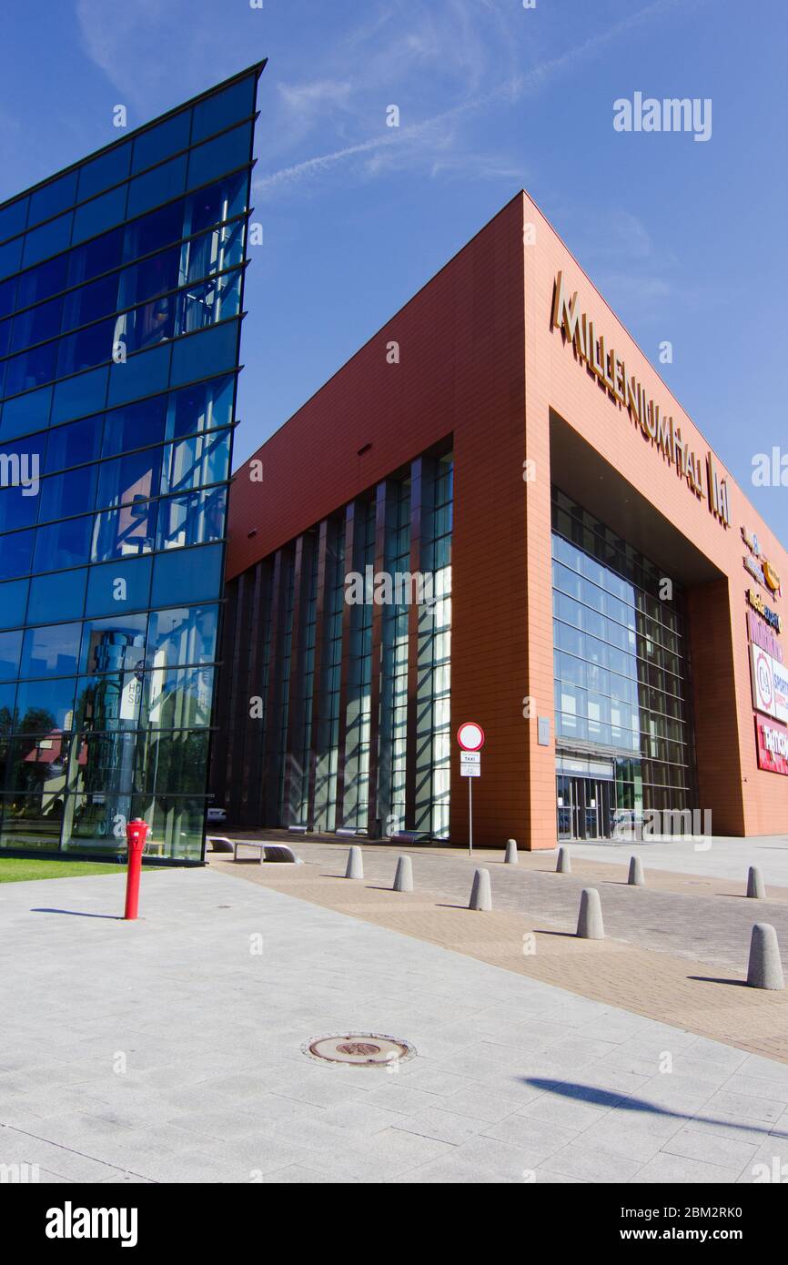 Rzeszow, Polen - Juni 2015: Haupteingang des Einkaufszentrums Millenium Hall Stockfoto