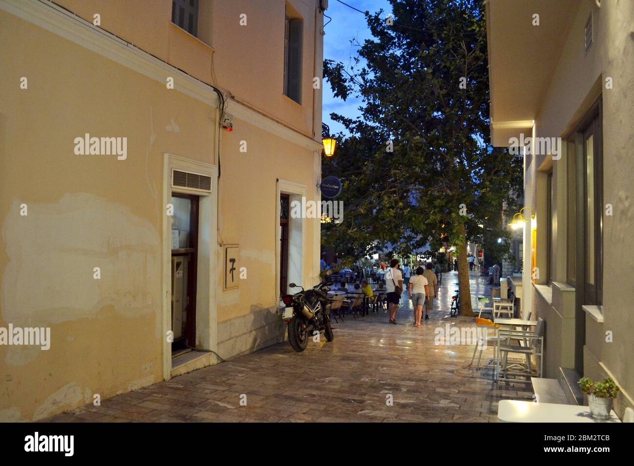 Nafplio / Griechenland - 4. Juli 2017: Sommerspaziergang in den Gassen. Stockfoto