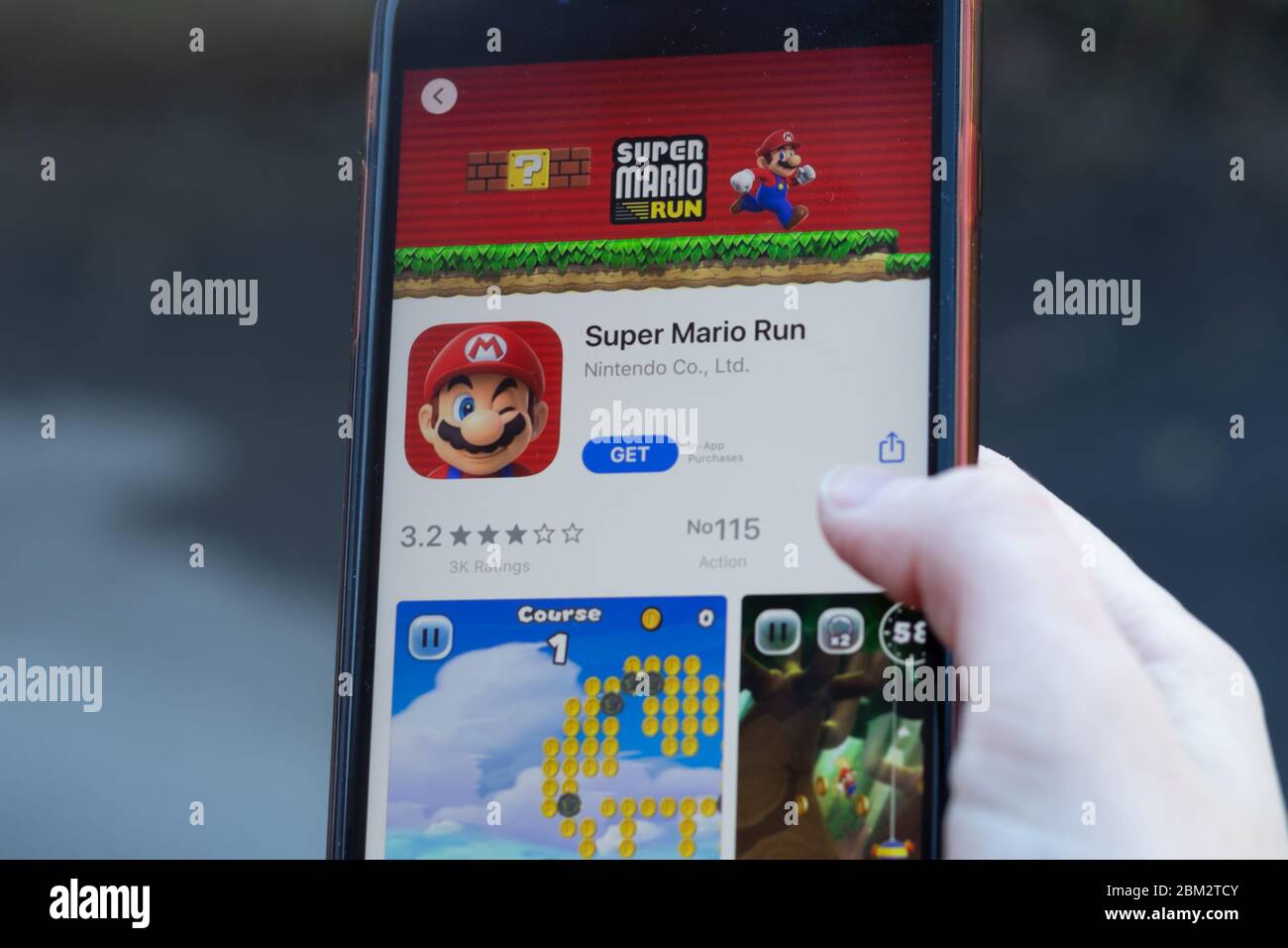 New York, USA - 1. Mai 2020: Super Mario Run App Logo Nahaufnahme auf dem Handy-Bildschirm, illustrative Editorial Stockfoto
