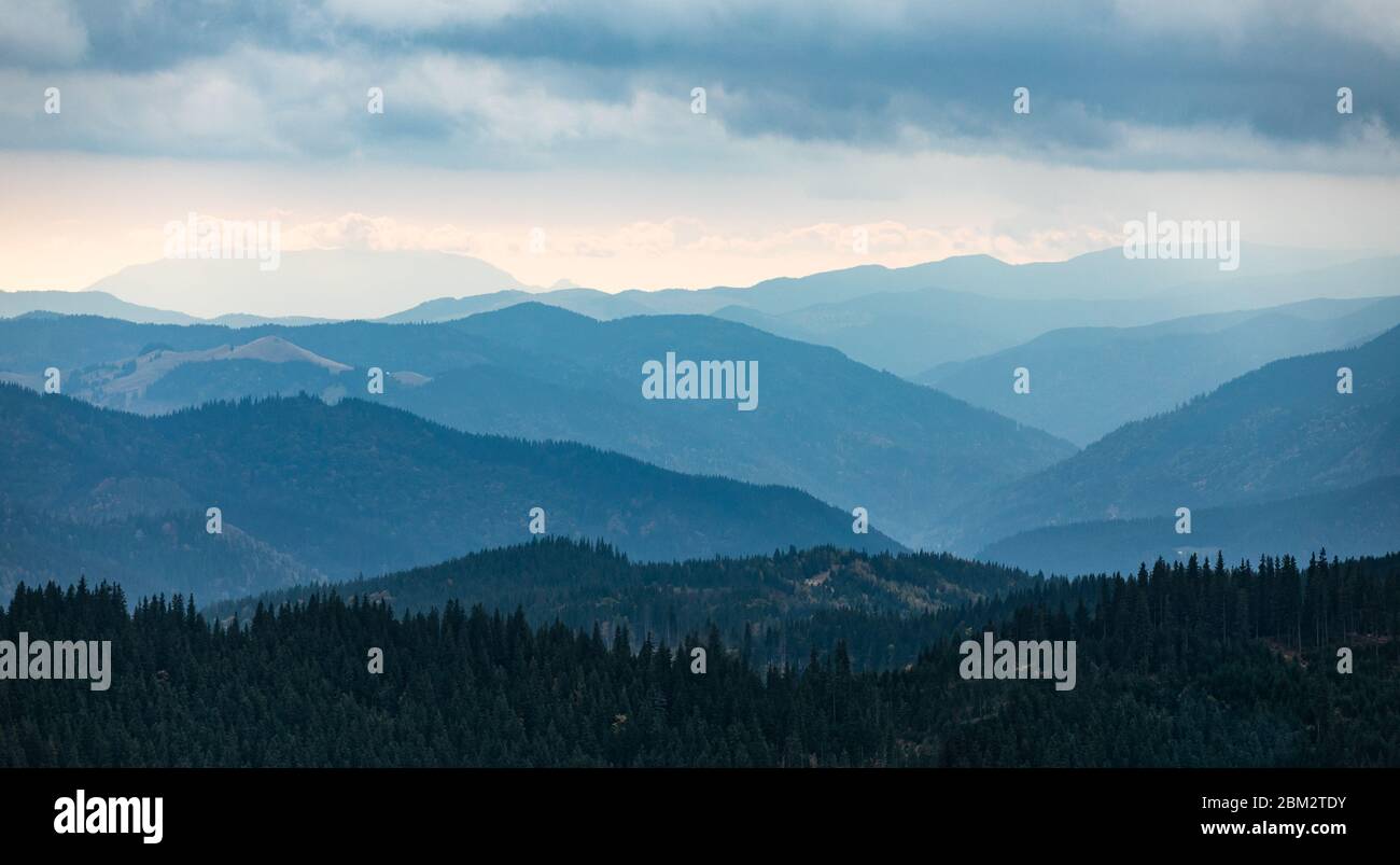 Berg blau Steigung Landschaft Panorama Dämmerung in den Bergen Stockfoto