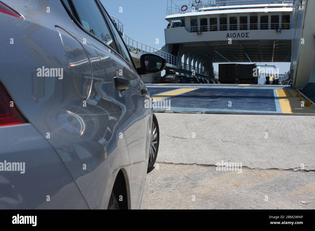 Fähre - Auto laden Stockfoto