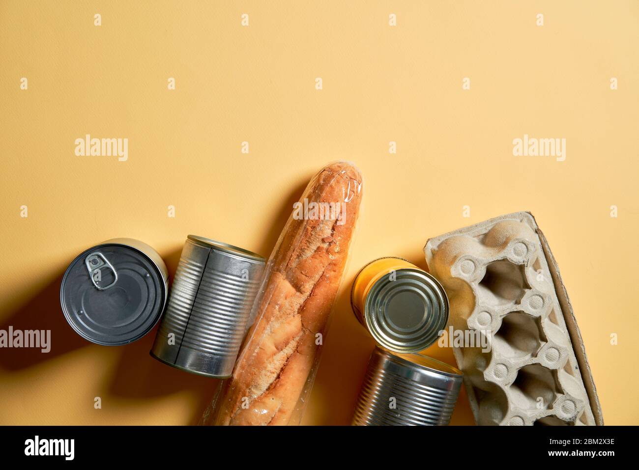 Obst, Eier, Orangen, Apfel, Konserve, Pasta, Müsli und Nüsse. Food Help Konzept. Stockfoto