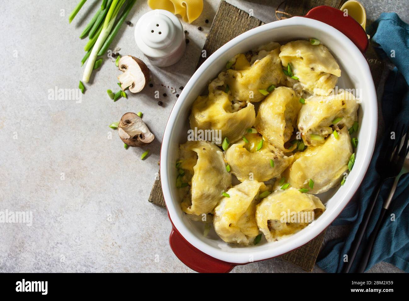 Italienische Pasta Conchiglioni Rigati gefüllt mit Huhn, königliche ...