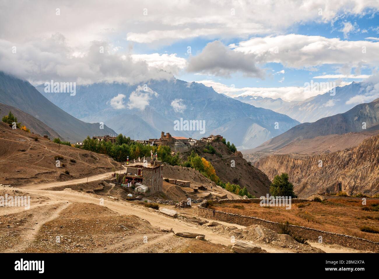 Nepalesisches Dorf Jharkot, umgeben von Bergen, Lower Mustang, Nepal. Herbstlandschaft in den Bergen Stockfoto