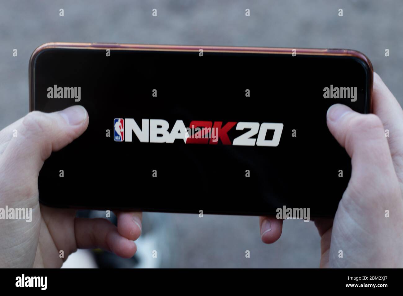 New York, USA - 1. Mai 2020: NBA 2K20 Mobile Game App Logo Nahaufnahme auf dem Handy-Bildschirm, illustrative Editorial Stockfoto