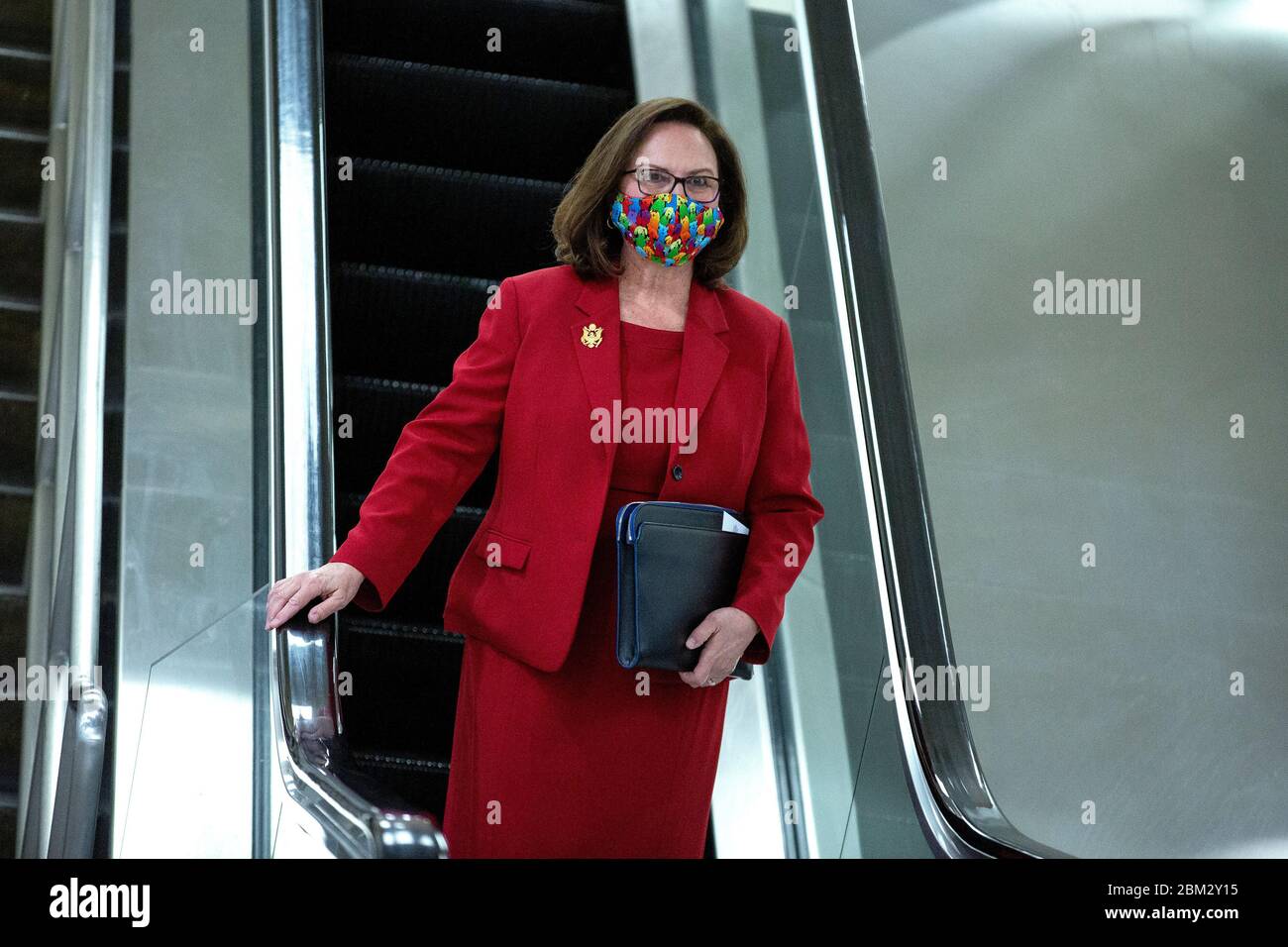 Washington, DC, USA. Mai 2020. Senator deb Fischer (Republikaner von Nebraska) der Vereinigten Staaten geht am Mittwoch, den 6. Mai 2020, durch die Subway des Senats im Kapitol der Vereinigten Staaten in Washington, DC, USA. Kredit: Stefani Reynolds/CNP Nutzung weltweit Kredit: dpa/Alamy Live News Stockfoto