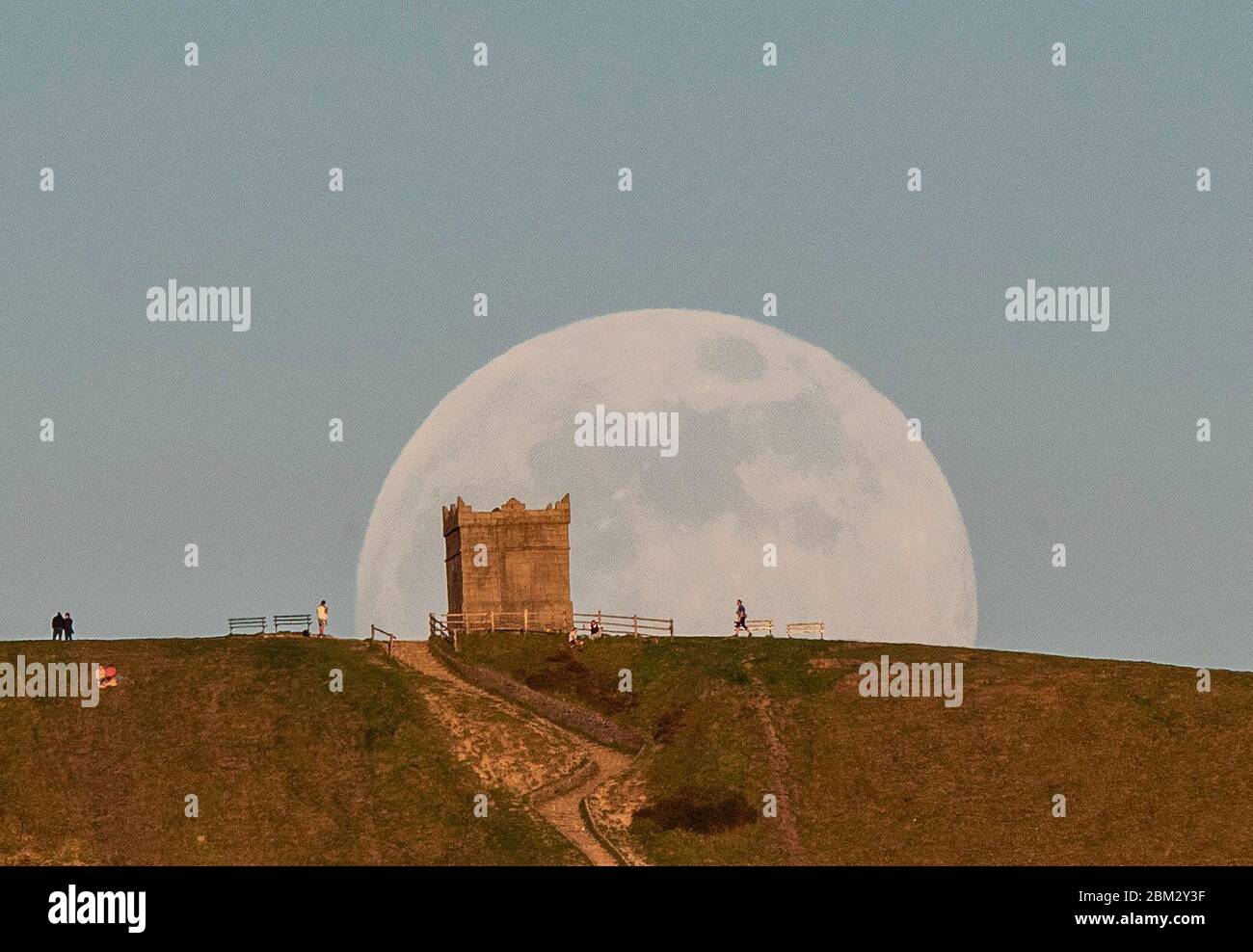 Der Mond steigt über Rivington Pike, Bolton, Lancashire, vor dem letzten Supermond des Jahres, der am Donnerstagabend über Großbritannien zu sehen sein wird. Der Vollmond im Mai ist auch als „Blumenmond“ bekannt, was die Blüten anzeigt, die im Laufe des Monats blühen. PA-Foto. Bilddatum: Mittwoch, 6. Mai 2020. Der Vollmond dieses Monats ist auch der Supermond, was bedeutet, dass er etwa 6 Prozent größer als ein typischer Vollmond und etwa 14 Prozent größer als ein Mikromond sein wird, wenn sich der Mond am weitesten von der Erde entfernt befindet. Siehe PA Story SCIENCE Supermoon. Bildnachweis sollte lauten: Peter Byrne/PA Wire Stockfoto