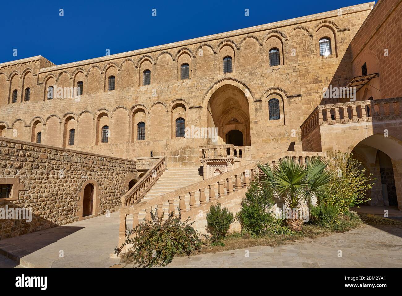 Eingang und Innenhofeingang des Klosters Mor Hananyo (Deyrulzafaran Manastiri), Mardin, Türkei Stockfoto