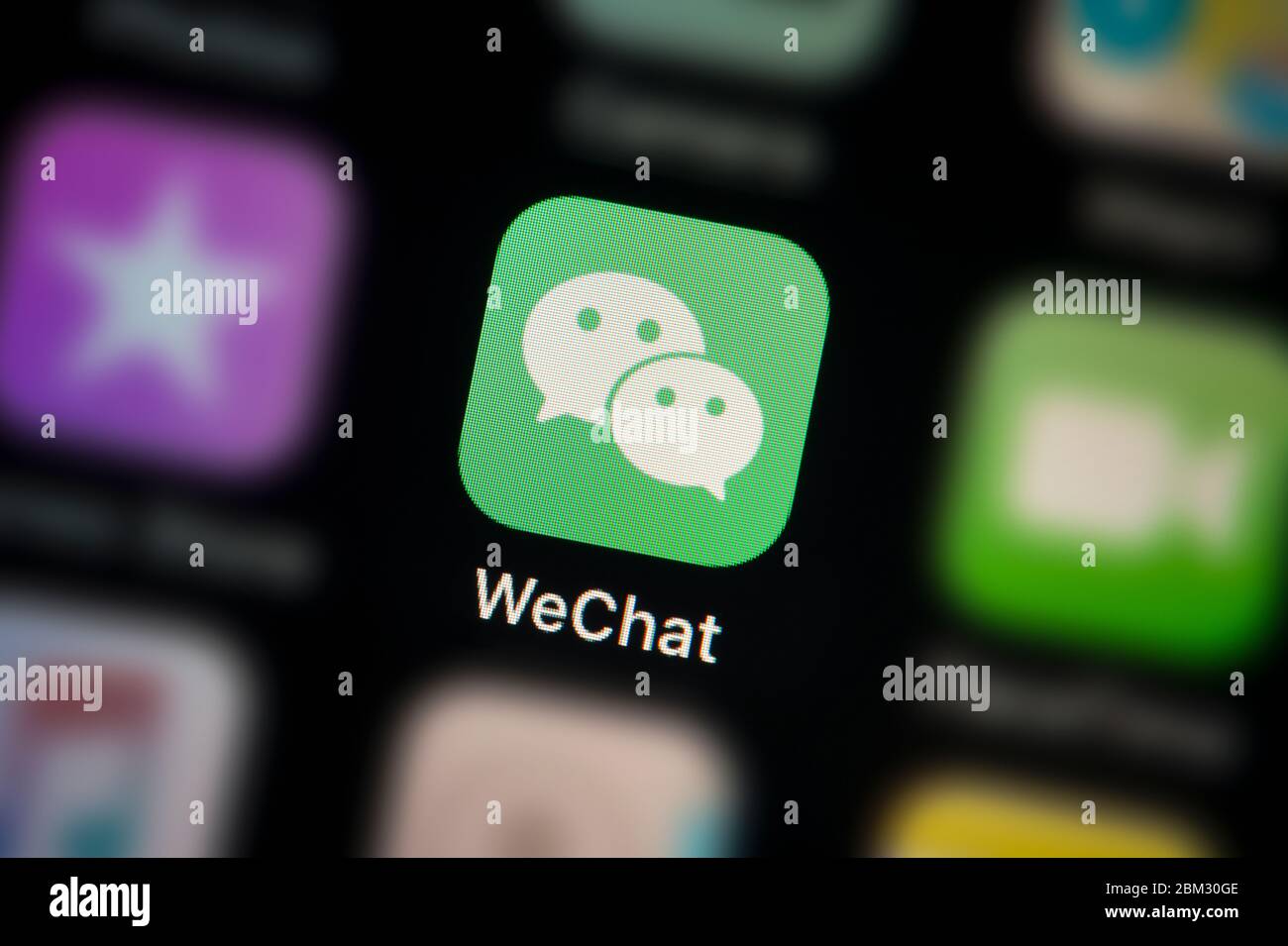 Nahaufnahme des WeChat-App-Symbols, wie auf dem Bildschirm eines Smartphones zu sehen (nur für redaktionelle Verwendung) Stockfoto