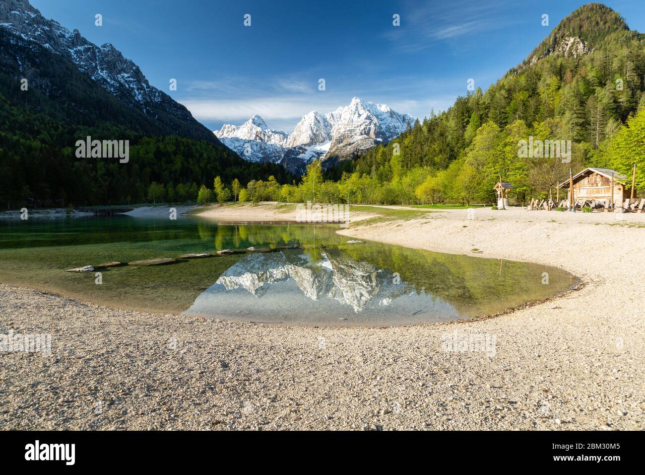 Jasna See in Kranjska Gora in Slowenien, Europa an einem schönen Frühlingsmorgen. Stockfoto