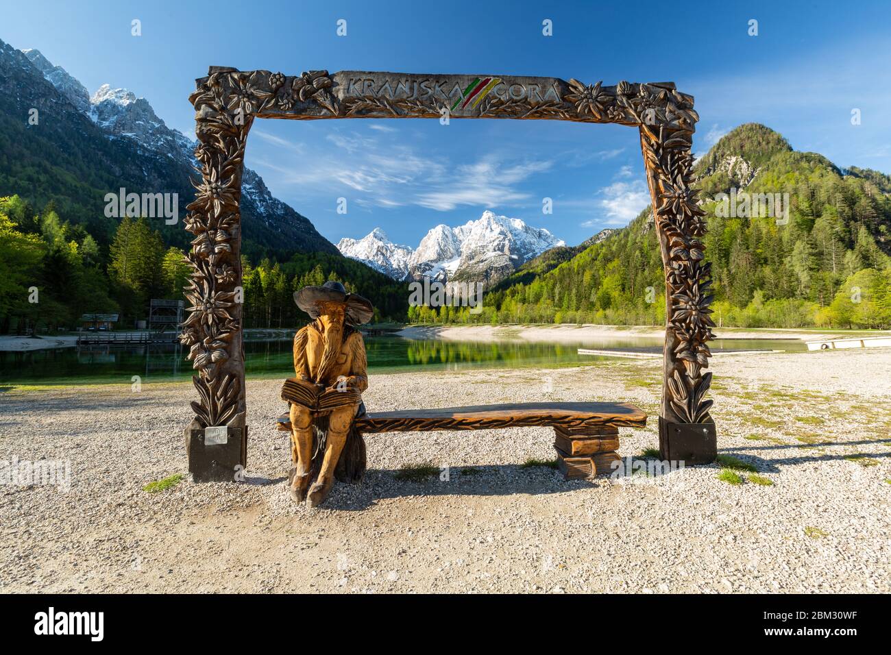 Jasna See in Kranjska Gora in Slowenien, Europa an einem schönen Frühlingsmorgen. Stockfoto