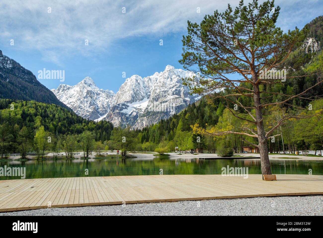Jasna See in Kranjska Gora in Slowenien, Europa an einem schönen Frühlingsmorgen. Stockfoto