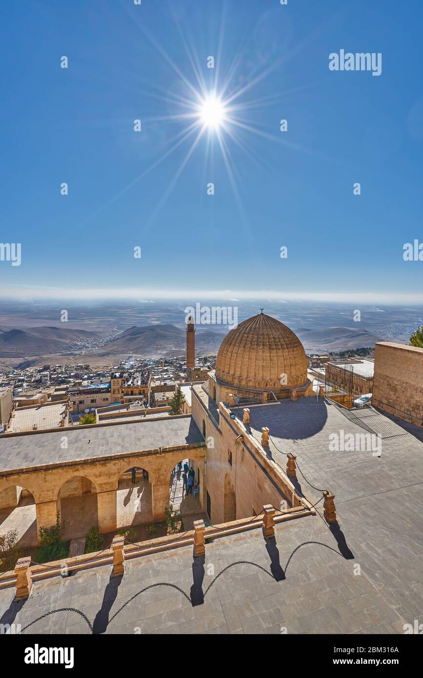 Panorama von Mardin mit Zinciriye Medresesi (Sultan Isa Madrasa) und Ulu Cami (große Moschee), Artuklub, Mardin, Türkei Stockfoto