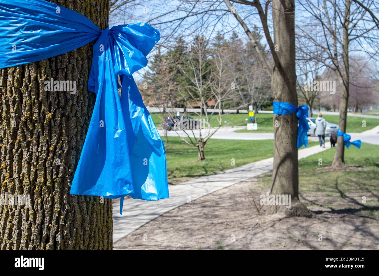 Blaues Band, Zeichen der Dankbarkeit und des Respekts für die Mitarbeiter im Gesundheitswesen in Stratford, Ontario, Kanada. Stockfoto