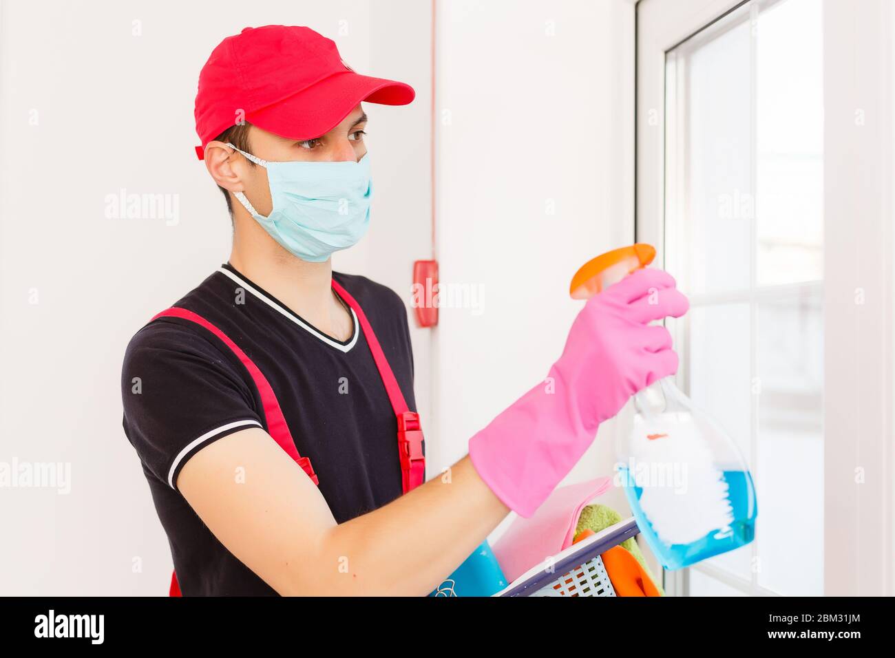 Desinfektion Bei Virenabtötung. Arbeiter in Schutz Maske Reinigung Innenraum mit chemischen Agenten zu stoppen Verbreitung Virus-Infektionen. Stockfoto