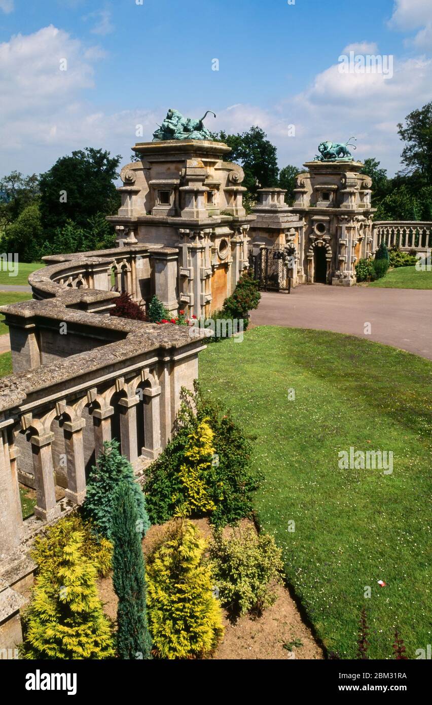 Landschaftsgärten in Harlaxton Manor (erbaut in den 1830er Jahren und derzeit im Besitz der University of Evansville), Grantham, Lincolnshire, Großbritannien Stockfoto