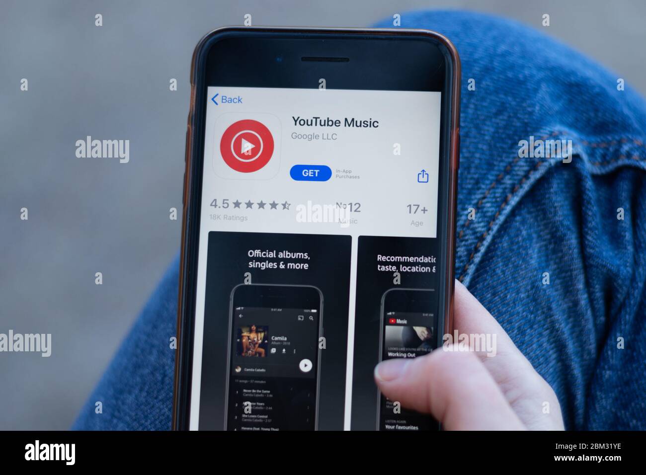 New York, USA - 1. Mai 2020: YouTube Musik App Logo Nahaufnahme auf dem Handy-Bildschirm, illustrative Editorial Stockfoto