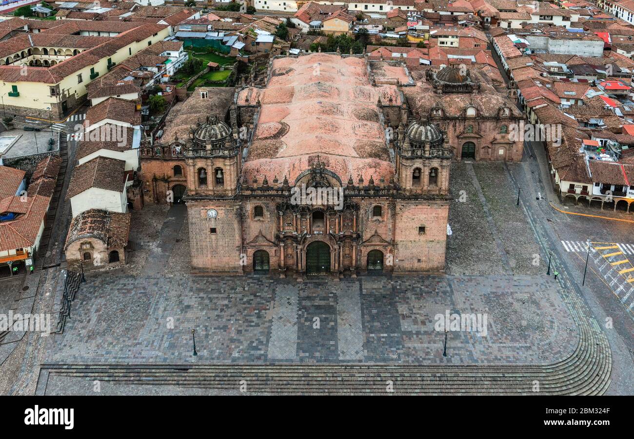 Tagsüber Blick aus der Luft über die Kathedrale von Cusco, auch bekannt als die Kathedrale Basilika der Himmelfahrt der Jungfrau Maria während der Sperrung des Coronavirus. Stockfoto